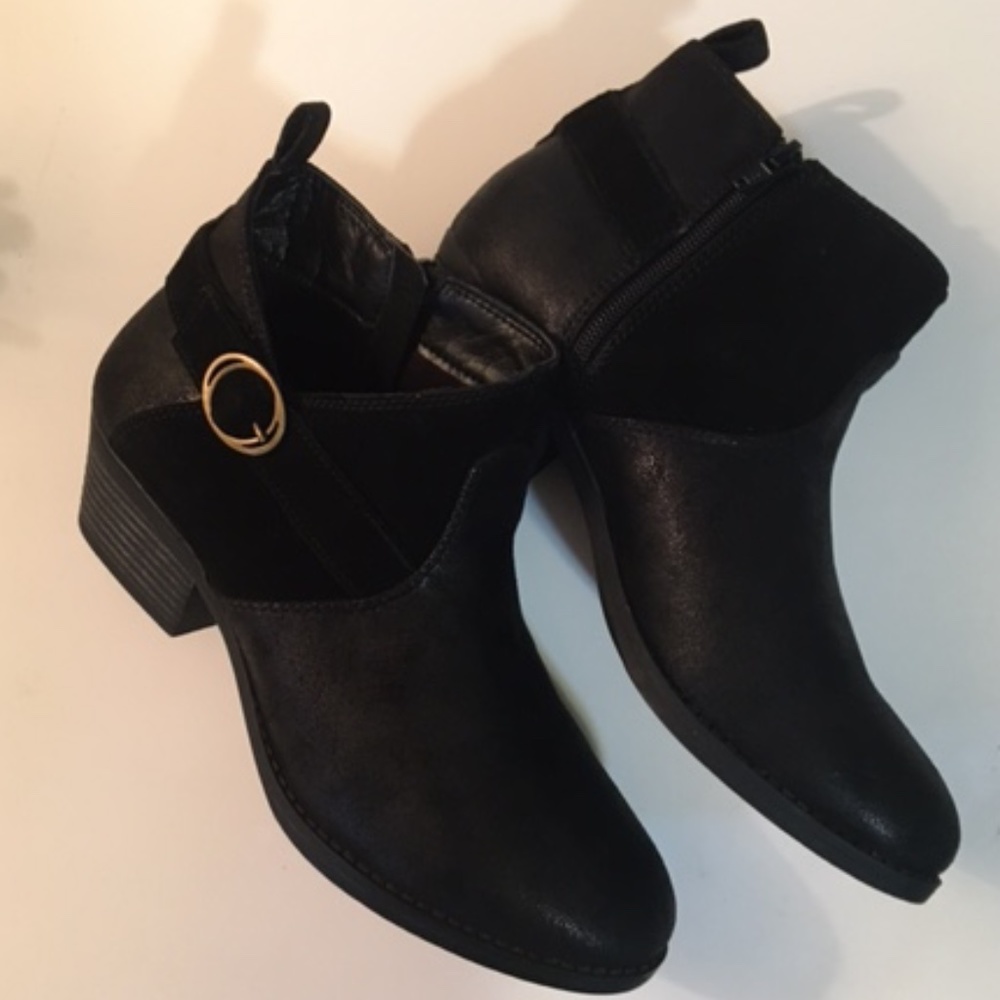 Nearly new Sketchers memory foam ankle boots with suede and buckle detail